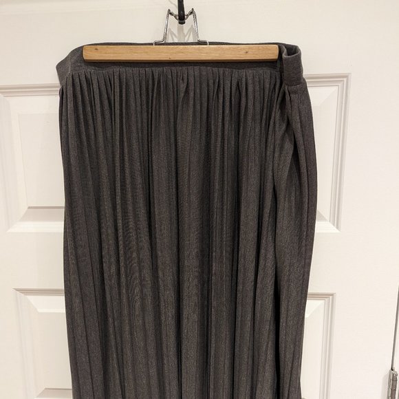 Dex Plus Size Pleated Grey Skirt / Jupe grise plissée - Picture 5 of 5